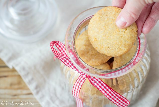 Biscotti friabili senza glutine e uova